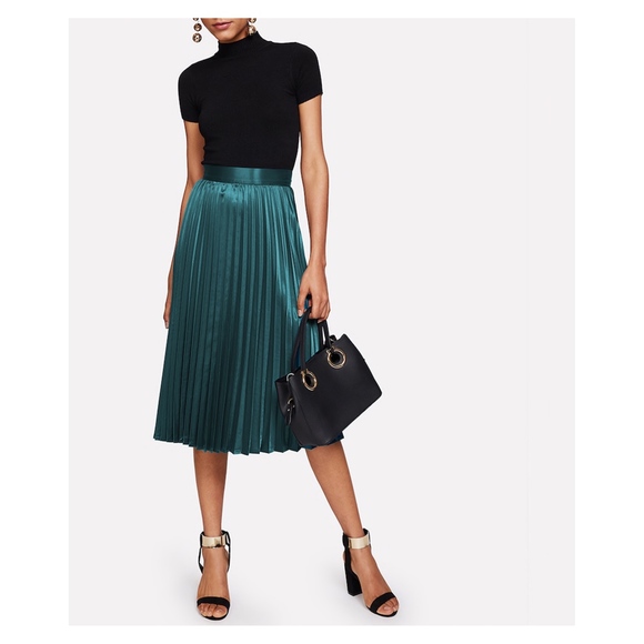 Green Pleated Flared Satin Midi Skirt - Picture 3 of 8